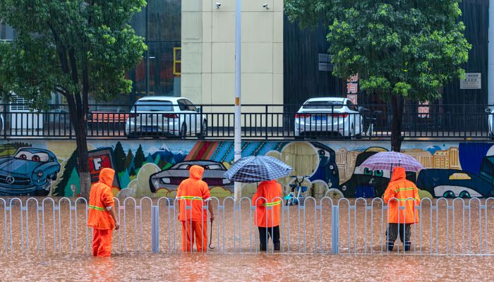 广东中山三乡积水没膝盖 暴雨红色预警已降级为黄色预警