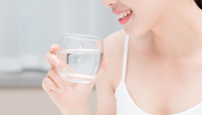 吃饭过程中大量饮水或导致腹泻 建议大家少熬夜多喝水