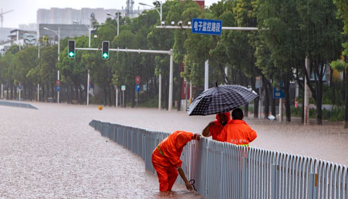 消防组成人梯让群众踩肩蹚水  持续性暴雨导致福建省多地积水