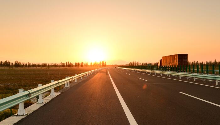 许昌多处水泥路石板疑因高温拱起 高温天气出行注意事项