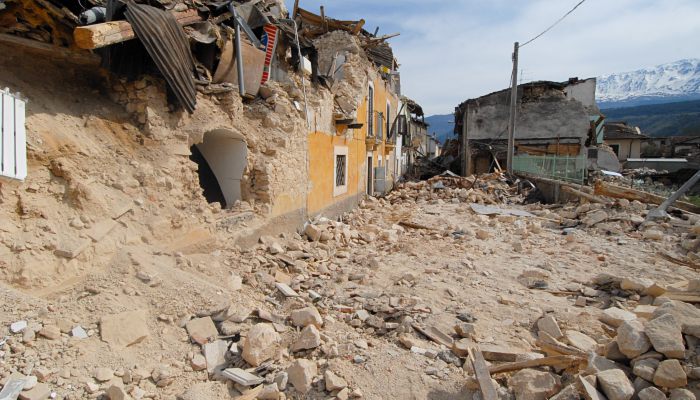 地震以后地上的裂缝怎么办 地震后造成的地上裂缝如何处理