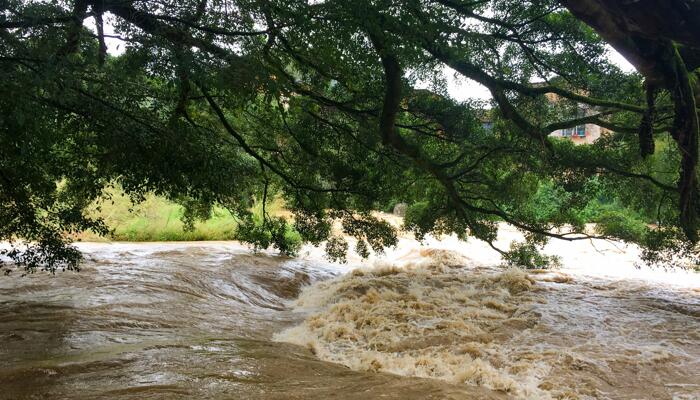 江西上饶一古镇被淹 今上饶部分地区仍有较强降雨