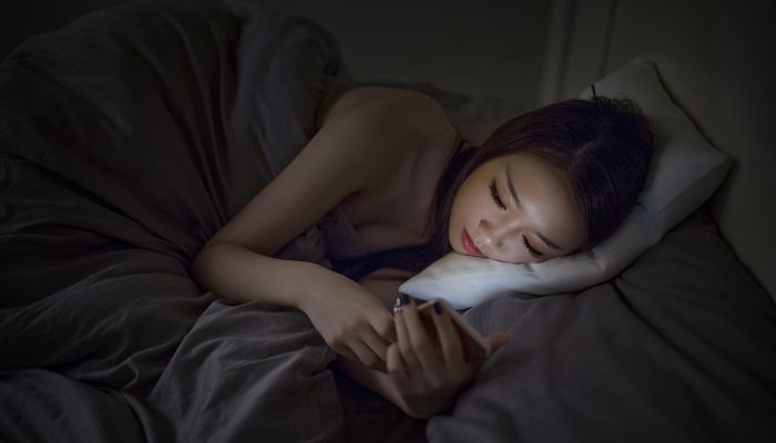 熬夜关灯玩手机对眼睛伤害不可逆 玩手机有哪些禁忌