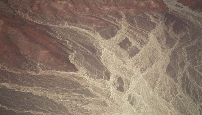 鄱阳湖枯水见底明代石桥露“真容”湖床上现风卷黄沙的场景