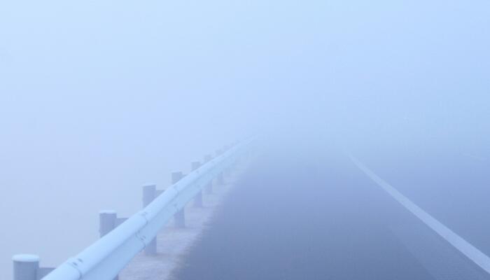 今山东潍坊等有雾出没 部分地区大风依然明显 