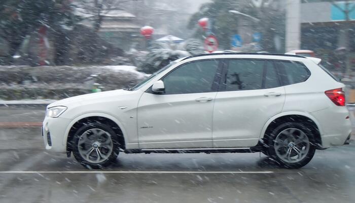 青藏线沱沱河段雪后蓝天通透如画 部分道路结冰行车注意安全