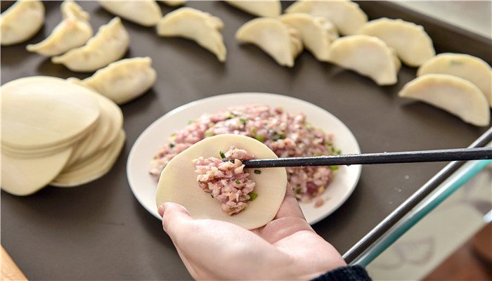 包饺子的来历和寓意 包饺子的由来与象征意义